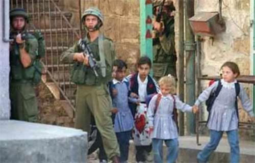 Los palestinos inician el nuevo año escolar sin libros